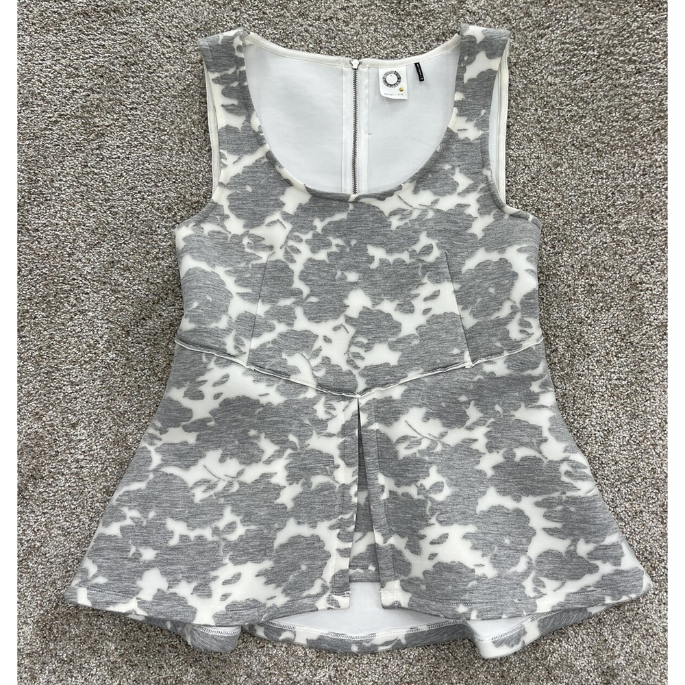 Anthropologie Akemi Kin Peplum Top Womens XS Grey Floral Sleeveless Scuba Fabric